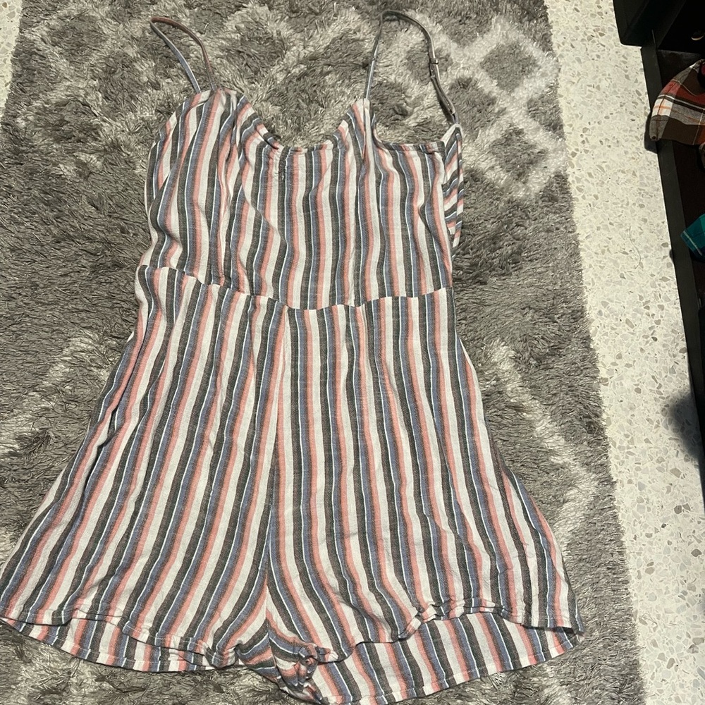 Super cute light weight American Eagle romper size large